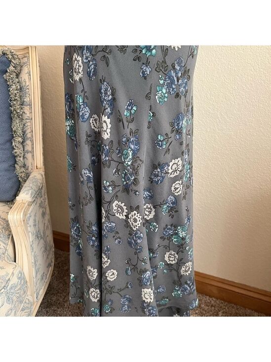 sundance boutique Dresses & Skirts - Sundance 109% Silk Gray Floral Skirt Size 8